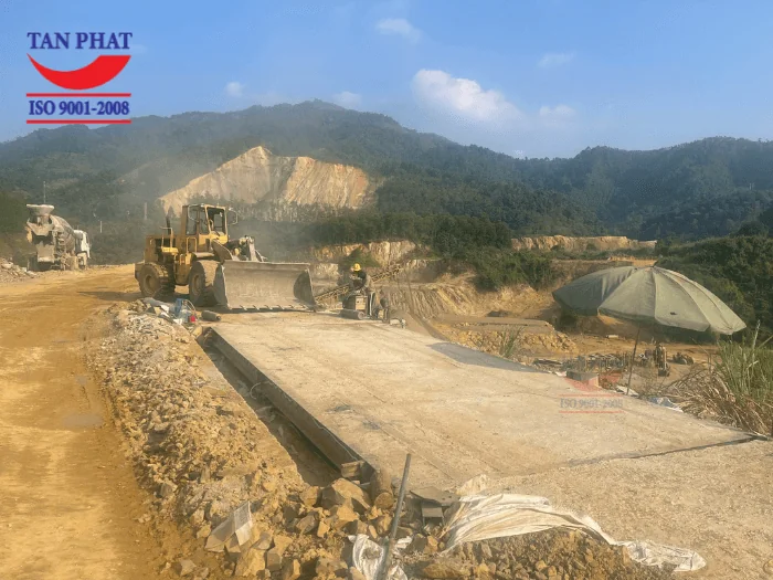 Cân được lắp đặt dạng nổi với 2 đầu dốc lên xuống