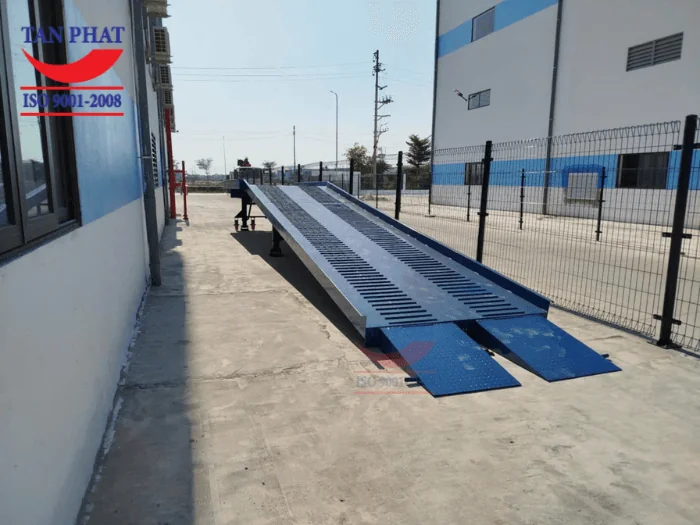 Cầu dẫn xe nâng lên container tải trọng 8 tấn bàn giao hoàn thiện tại KCN Quế Võ III, Bắc NinhCầu dẫn xe nâng lên container tải trọng 8 tấn bàn giao hoàn thiện tại KCN Quế Võ III, Bắc Ninh