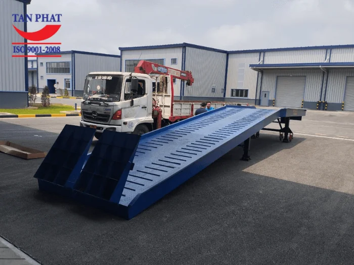 Cầu lên container 8 tấn do Tân Phát sản xuất và bàn giao tại Quảng Ninh