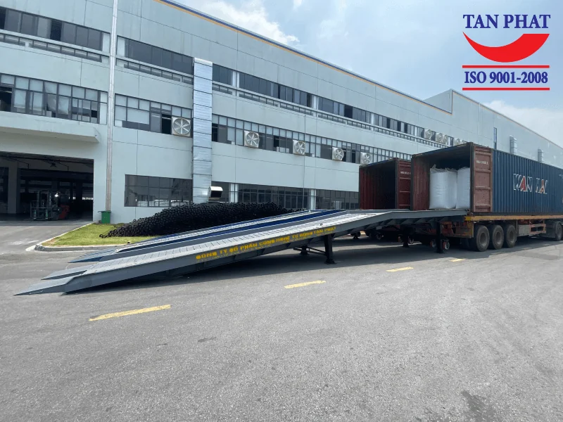 Cầu dẫn xe nâng lên container với thiết kế 2 nhịp cầu nối với nhau bằng các bulong do Tân Phát cung cấp