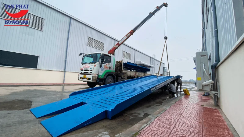 Kỹ thuật Tân Phát thực hiện lắp đặt và kiểm tra, bàn giao cầu tận chân công trnfh cho khách hàng