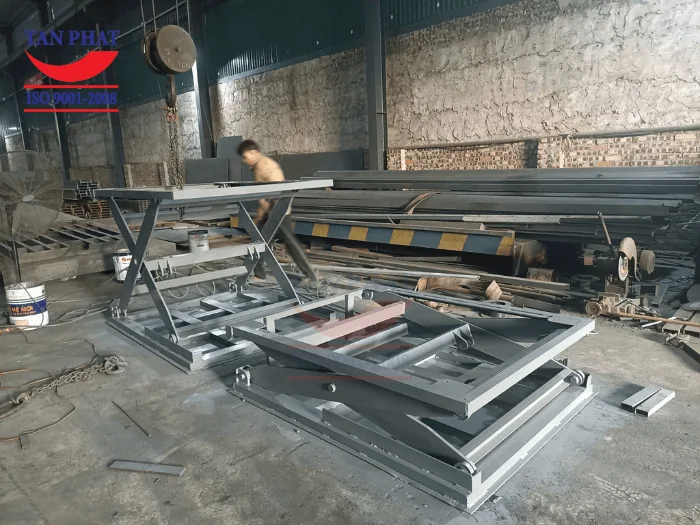 Sản xuất bàn nâng thủy lực tại xưởng của Tân Phát
