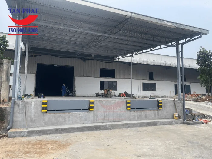 Sản phẩm sở hữu khung cơ khí chắc chắn với hệ thống nâng hạ thủy lực