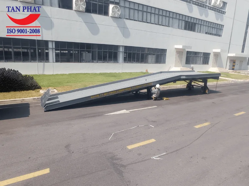 Cầu dẫn xe nâng lên container