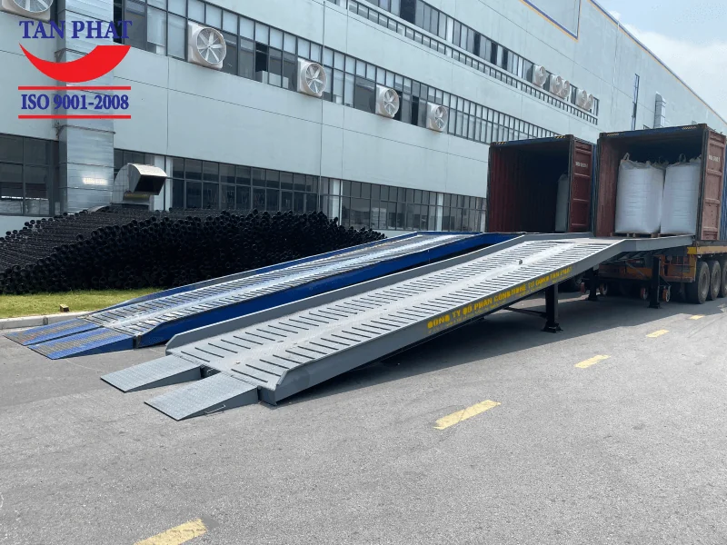 Các yếu tố ảnh hưởng đến giá cầu dẫn xe nâng lên container