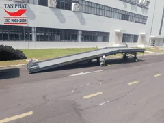 Cầu dẫn xe nâng lên container