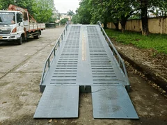 Cầu dẫn xe nâng lên container